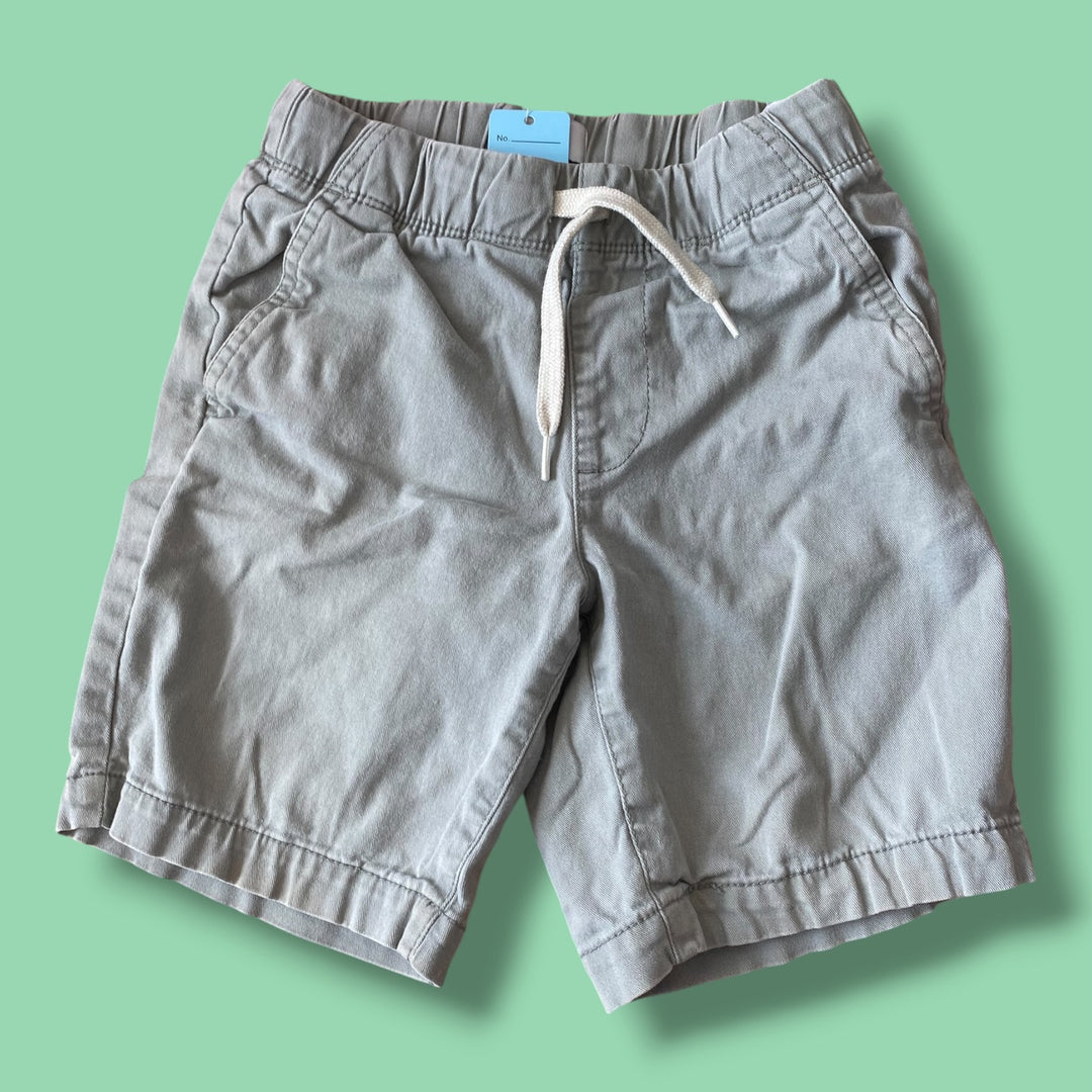 grey Old Navy shorts, 6-7Y