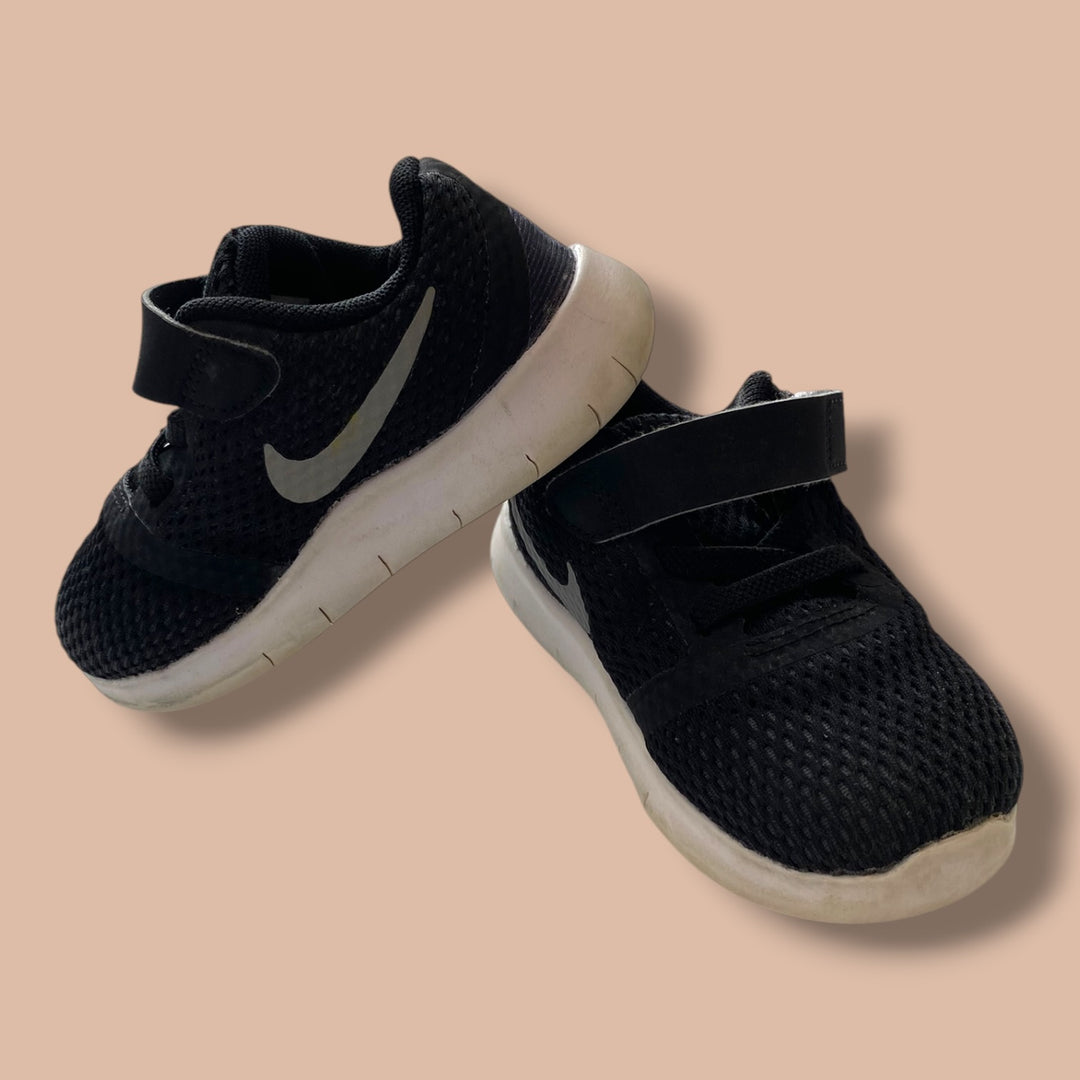 black nike sneaker , 6.0