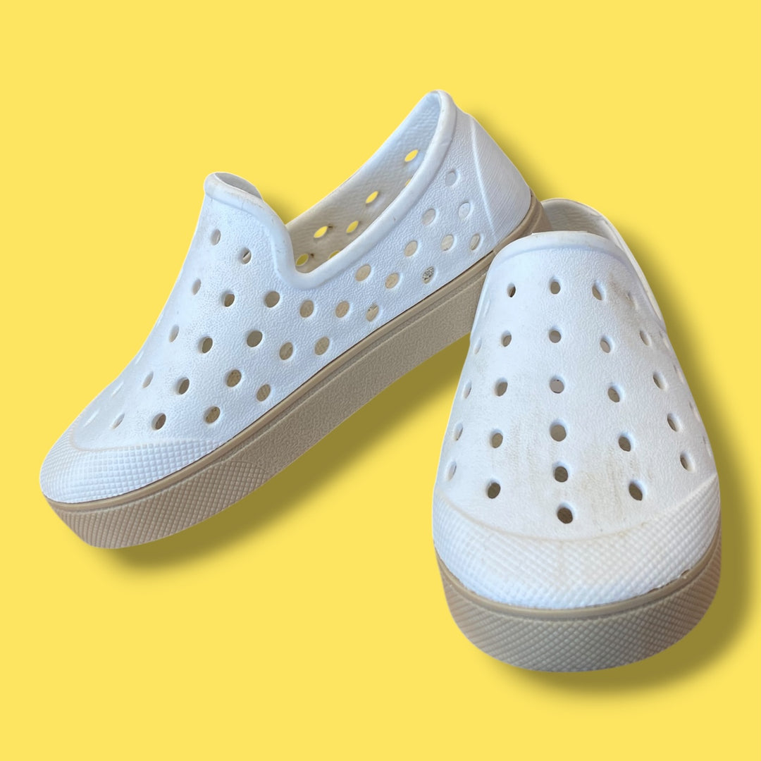 white Old Navy sandals, 7.0