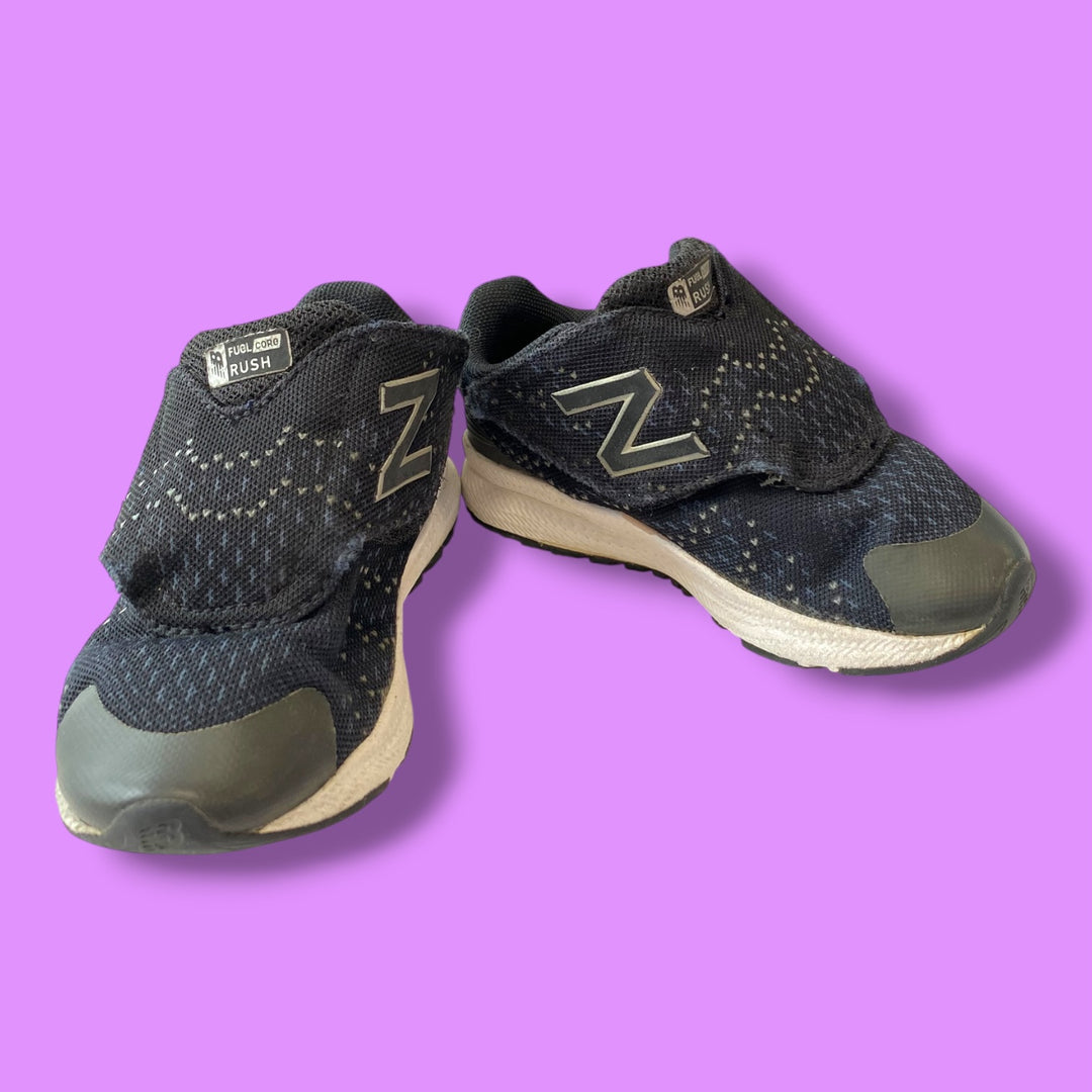 black new balance sneaker, 7.5