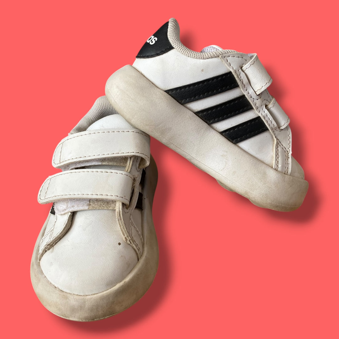 white Adidas bubble comfy sneaker, 5.0